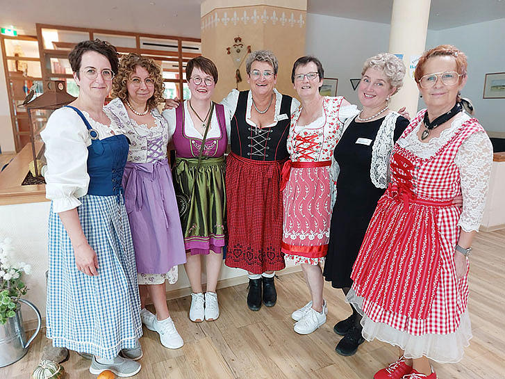 Oktoberfest im Alten- und Pflegeheim St. Hildegard Emmelshausen - die Damen der sozialen Betreuung im traditionellen Dirndl