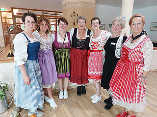 Oktoberfest im Alten- und Pflegeheim St. Hildegard Emmelshausen - die Damen der sozialen Betreuung im traditionellen Dirndl