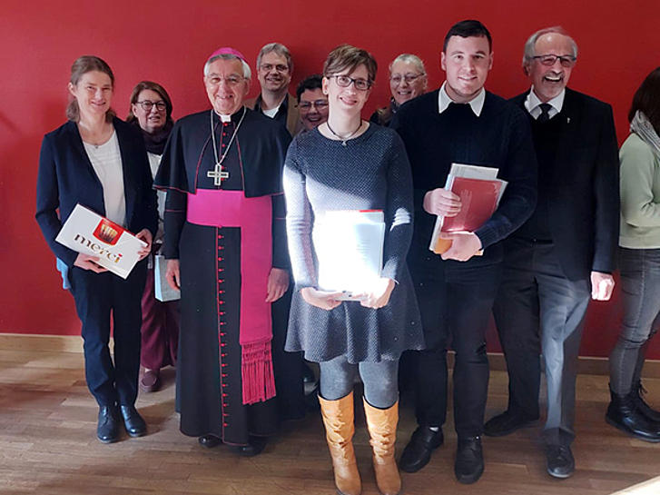 Simone Beuren erhält ihr Zertifikat zur Mitarbeiterin der Seelsorge im Alten- und Pflegeheim St. Hildegard Emmelshausen