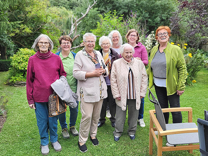 Ausflug einer Bewohnergruppe des Alten- und Pflegeheims St. Hildegard Emmelshausen in den Garten von Familie Schumacher aus Niedert