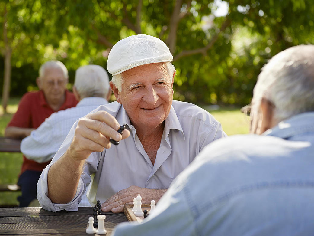 Senioren spielen Schach im Park