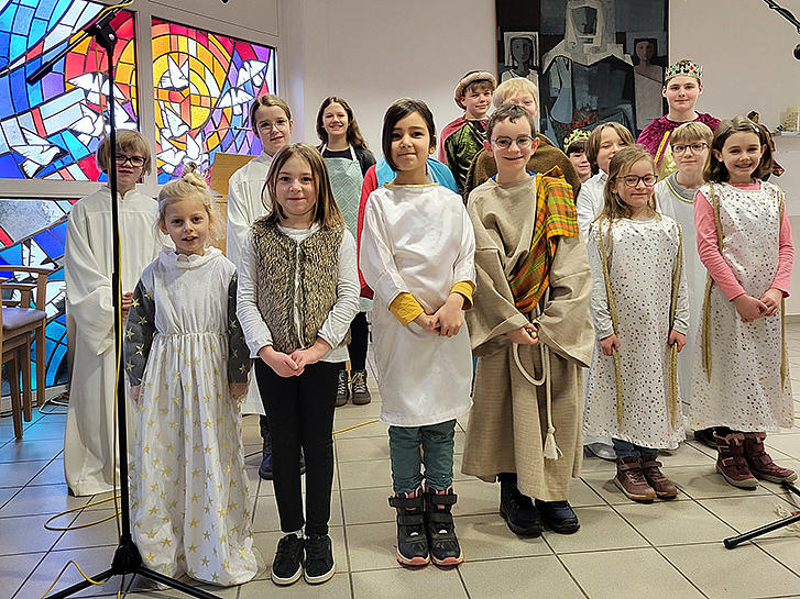 Kinder und Jugendlichen der Pfarrei Vorderhunsrück St. Hildegard ihr Krippenspiel au