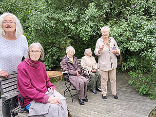 Ausflug einer Bewohnergruppe des Alten- und Pflegeheims St. Hildegard Emmelshausen in den Garten von Familie Schumacher aus Niedert