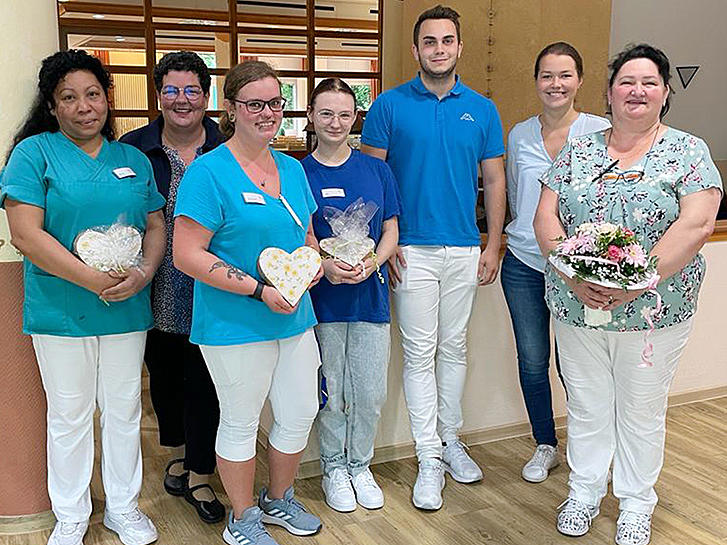 Gratulation bestandene Prüfung und Begrüssung neue Azubis im Alten- und Pflegeheim St. Hildegard Emmelshausen