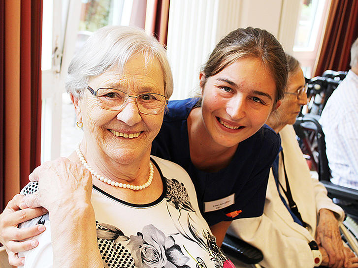 Patronatsfest im Alten- und Pflegeheim St. Barbara - Lisa Kneip mit Bewohnerin
