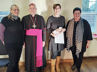 Simone Beuren erhält ihr Zertifikat zur Mitarbeiterin der Seelsorge im Alten- und Pflegeheim St. Hildegard Emmelshausen