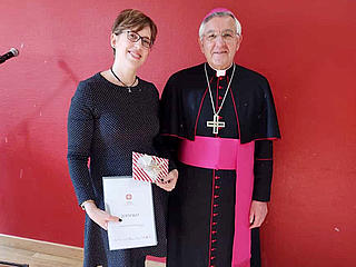 Simone Beuren erhält ihr Zertifikat zur Mitarbeiterin der Seelsorge im Alten- und Pflegeheim St. Hildegard Emmelshausen